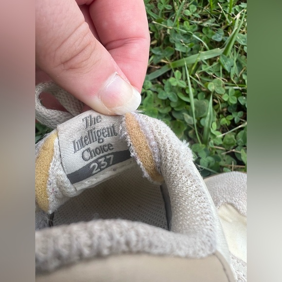 New Balance Child Size 8 Cream & Grey Running Shoes - Picture 10 of 11